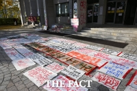  [단독] 성신여대, '래커칠 시위' 학생 13명 무더기 고소…3명은 유기정학