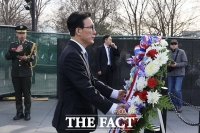  워싱턴 DC 한국전 참전기념공원 참배하는 김민석 국무총리 [TF사진관]