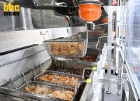  bhc, 튀김 로봇 '튀봇' 도입 매장 확대…디지털 전환 가속화