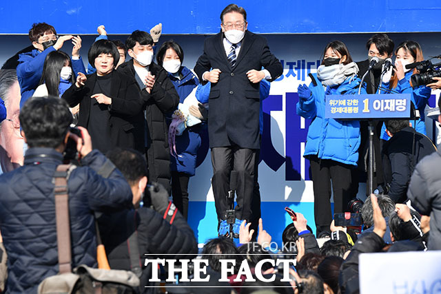 숏폼과 밈을 비롯해 빠르게 확산되는 SNS 문화가 청년층의 보수화를 부추겼다는 의견도 있다. 사진은 이재명 대통령이 대선 후보 시절 청년 지지자에게 신발을 선물받고 신어보는 모습. /남윤호 기자