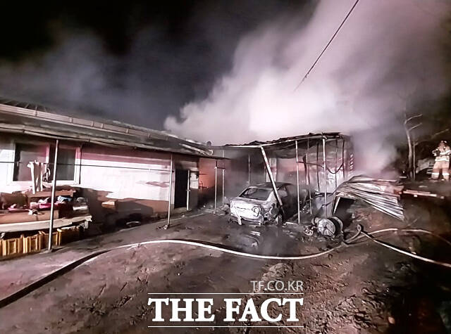 23일 오후 11시 25분쯤 청송군 현서면 사천리 단독주택에서 불이나 소방당국이 불을끄고 있다. /경북도 소방본부