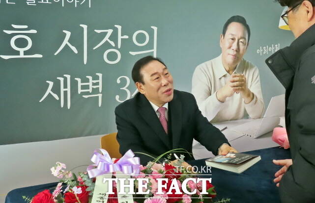 최민호 세종시장이 24일 오후 세종문화예술회관에서 열린 자신의 출판 기념 토크콘서트에서 저자 사인회를 하고 있다. /김형중 기자