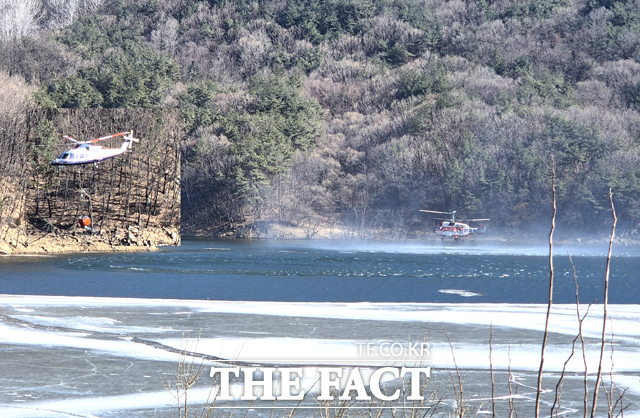 금계리 저수지에서 헬기가 담수를 위해 낮게 비행하고 있다. /독자제공