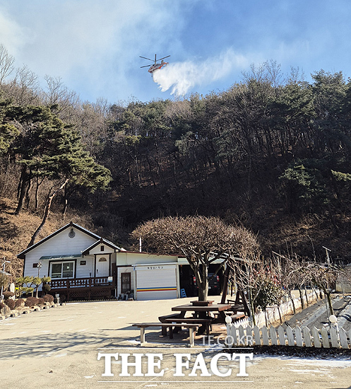 24일 오전 10시 25분쯤 경북 영주시 풍기읍 금계리의 한 고택에서 발생한 산불을 진화하기 위해 담수한 소방헬기가 인근 주택 위로 비행하고 있다. /독자 제공
