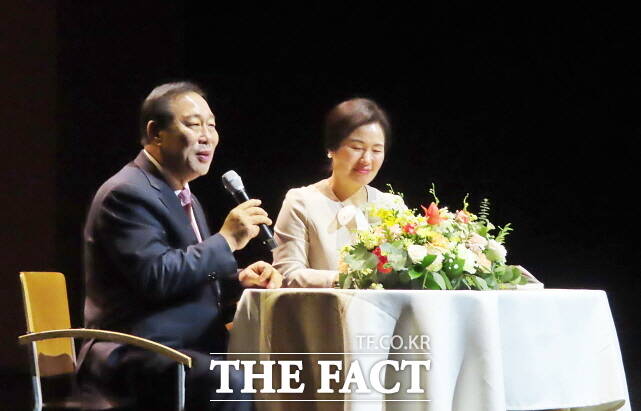 북콘서트를 하고 있는 최민호 시장. /김형중 기자