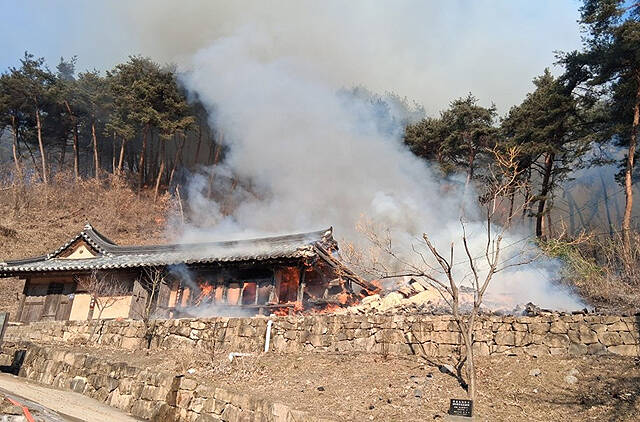24일 오전 10시 25분쯤 경북 영주시 풍기읍 금계리의 한 고택에서 화재가 발생해 소방당국이 진화에 나섰다. /경북소방본부