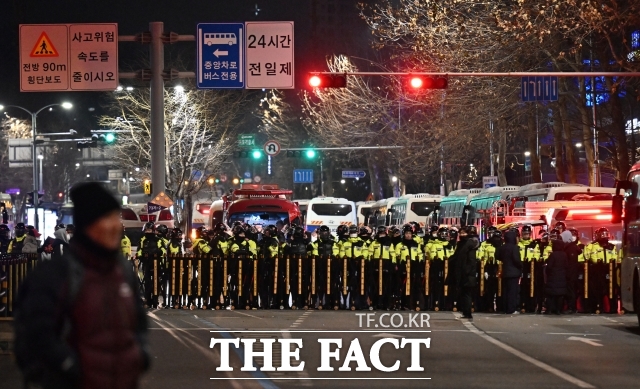 12.3 비상계엄 선포 1년이 지났음에도 정치 갈등이 극단으로 치닫는 가운데 청년층의 정치적 관심을 혐오와 냉소가 아닌 참여의 에너지로 전환하기 위한 해법에 이목이 쏠린다. 특히 같은 세대를 공유하는 청년 정치인들의 역할에 관심이 커지고 있다. /이새롬 기자