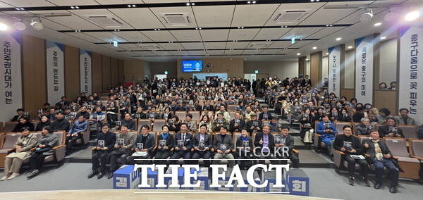 김제선 대전 중구청장이 24일 충남대학교병원 임상교육시뮬레이션센터 대강당에서 저서 시민이 길을 만든다 출판 전시회를 개최했다. /정예준 기자