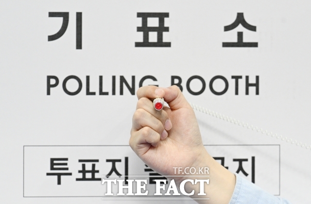 6·3 지방선거를 앞두고 2030 보수화가 핵심 관전포인트로 떠올랐다. 2030세대의 보수화의 실체는 무엇이고 분노를 참여의 원동력으로 만드는 기제는 무엇일까./박헌우 기자