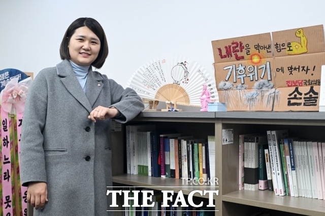 지난 14일 오후 서울 여의도 국회 의원회관에서 <더팩트>와 인터뷰에 앞서 포즈를 취하는 손솔 진보당 의원. /남용희 기자