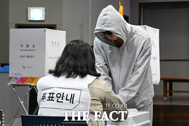 2030 세대의 변화는 개인적 변화라기보다 세대 자체의 정치 지형이 재편되는 흐름에 가깝다는 분석이 지배적이다. /더팩트 DB