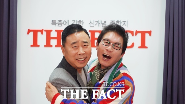 숭구리당당 김정렬과 척 보면 압니다 황기순. 데뷔 40년을 훌쩍 넘긴 지금도 이들은 여전히 현역이며, 여전히 사람 냄새 나는 희극인이다. 인생의 바닥과 정상, 웃음과 눈물을 모두 지나온 두 사람의 이야기는 지금도 여전히 현재진행형이다. /이상빈 기자