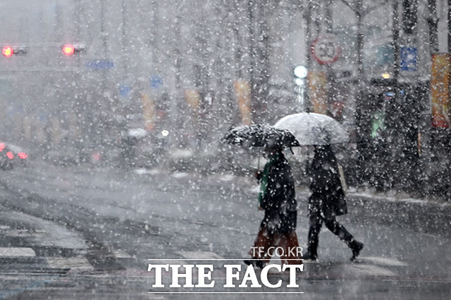 전국이 매서운 한파 영향권에 들며 강추위가 이어질 예정이다. /박헌우 기자