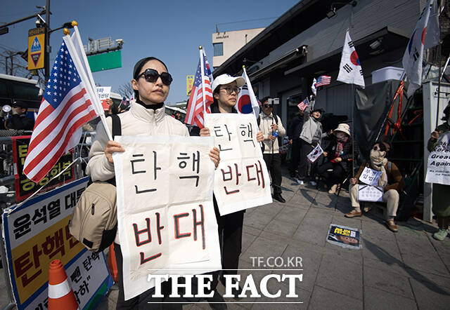 2030세대의 보수화의 실체는 무엇이고 분노를 참여의 원동력으로 만드는 기제는 무엇일까. 윤석열 대통령 탄핵심판 선고기일이 발표된 지난해 4월 1일 오후 서울 종로구 헌법재판소 인근에서 지지자들이 탄핵 반대 집회를 펼치고 있다. /장윤석 기자