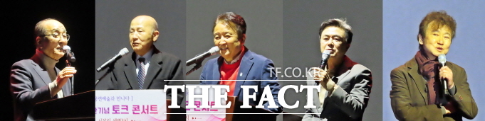 왼쪽부터 심대평 전 충남지사, 이만의 전 환경부 장관, 김영환 충북지사, 김태흠 충남지사, 김진명 소설가가 최민호 시장의 북콘서트에서 축사를 하고 있다. /김형중 기자