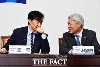 조국혁신당, '합당 제안' 공식 논의 착수…'민주당 정리 뒤 답할 것'