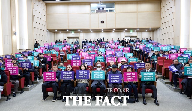 서원 논산시의원이 24일 자신의 저서 한 줄의 기준 출판 기념회를 열고 퍼포먼스를 펼치고 있다. /서원 의원