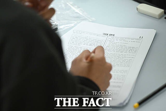 25일 한국교육개발원(KEDI)이 전국 성인 남녀 4000명을 대상으로 실시한 제20차 교육여론조사 결과에 따르면 대학 입학 전형에서 가장 많이 반영돼야 하는 항목을 묻는 질문에 25.8%가 수능이라고 답했다. /사진공동취재단