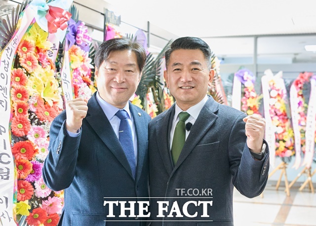 서원 논산시의원(오른쪽)이 자신의 출판 기념회에 참석한 황면선 더불어민주당 최고위원과 함께 촬영한 사진. /서원 의원