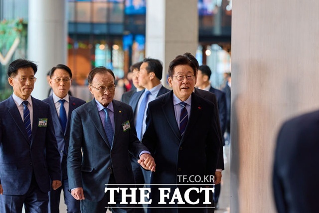 이재명 대통령이 지난해 12월 2일 경기 고양시 킨텍스에서 이해찬 민주평화통일자문회의 수석부의장과 손을 잡고 민주평통 간부 위원 임명장 수여식장으로 이동하는 모습. /대통령실