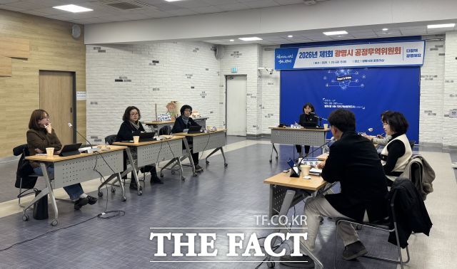 최혜민 광명시 부시장이 지난 23일 시청 중회의실에서 열린 제1회 공정무역위원회에 참석해 발언하고 있다. /광명시