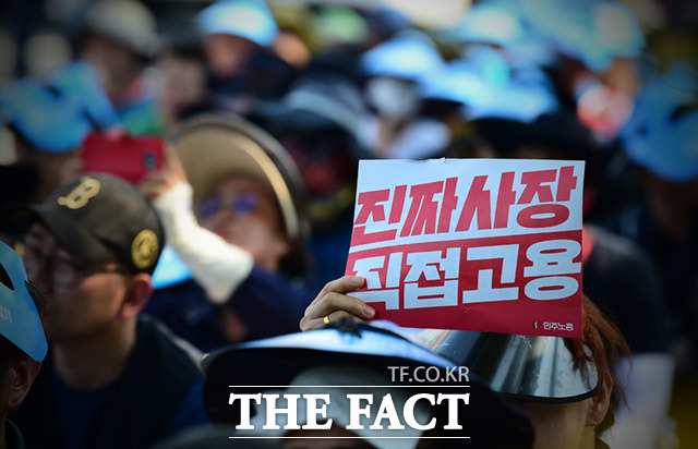 직장인 10명 중 7명은 용역·파견업체가 변경될 때 고용 승계를 통해 간접고용 노동자의 권리를 보장해야 한다고 응답한 설문 조사 결과가 25일 확인됐다. /더팩트 DB