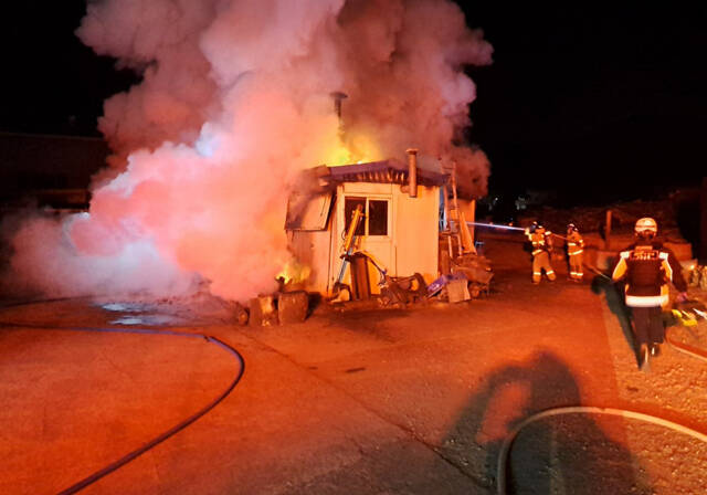 24일 오후 10시14분쯤 고령군 다산면 나정리의 한 단독주택에서 화재가 발생해 소방당국이 진화에 나섰다. /경북소방본부