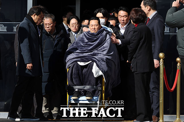 우원식 국회의장이 8일 간의 쌍특검 단식을 끝내고 입원 치료 중인 국민의힘 장동혁 대표를 병문안했다. 우 의장은 이날 장 대표의 조속한 쾌유를 빈 것으로 알려졌다. /배정한 기자