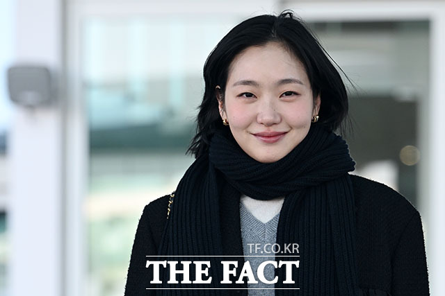 파리로 출국하며 미소짓는 김고은.