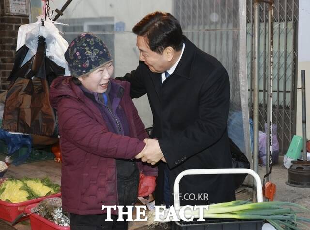 지난 23일 오후 도민과 함께하는 2026년 시군 방문 행사를 위해 군산시를 찾은 김관영 전북도지사가 지역 전통시장을 찾아 도민들과 소통하고 있다. /전북도
