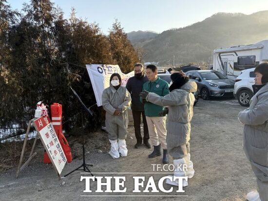 백영현 포천시장(왼쪽 3번째)이 아프리카돼지열병(ASF)이 확진된 지역 내 돼지 농가를 방문, 현장 점검을 진행하고 있다. /포천시