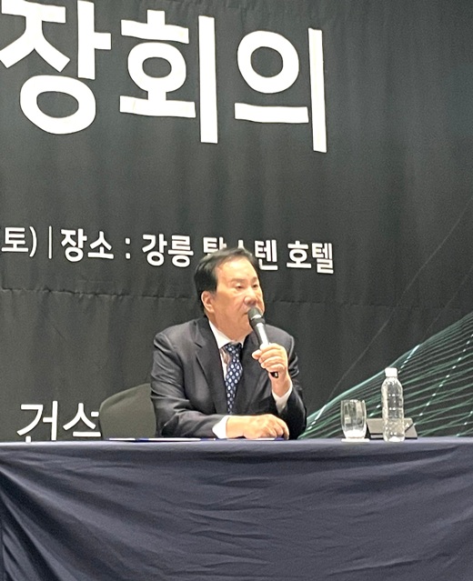 우오현 SM그룹 회장이 지난 23일 강원 강릉시 호텔탑스텐에서 열린 건설부문 계열사 현장소장 간담회에서 격려사를 하고 있다. /SM그룹