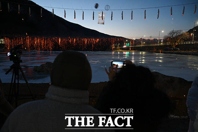 ‘제1회 단양 겨울놀이 축제’가 24일 충북 단양군 대강면 죽령천 일대에서 열린 가운데 시민들이 낙화놀이를 즐기고 있다. /단양=서예원 기자