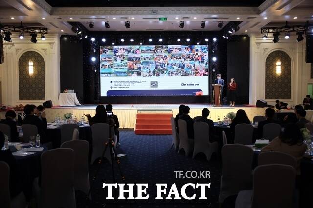 20일부터 23일까지 베트남 하노이와 하이퐁 지역의 대학교를 찾은 남원시가 전북대 남원글로컬캠퍼스를 중심으로 한 외국인 유학생 유치를 위해 외국인 입학 가능 학과를 소개 하고 있다. /남원시