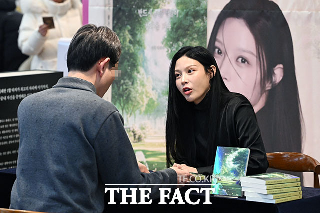 신간 에세이 들고 독자들과 만난 조국 조국혁신당 대표 딸 조민 씨(오른쪽).