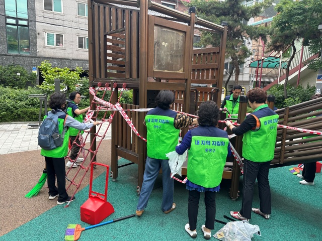 서울시 시민감사옴부즈만위원회는 지난해 1년간 총 219만 건의 현장민원을 접수·처리했다고 밝혔다. 사진은 중랑구 내지역지킴이 주민들이 순찰을 하고 있는 모습. /서울시