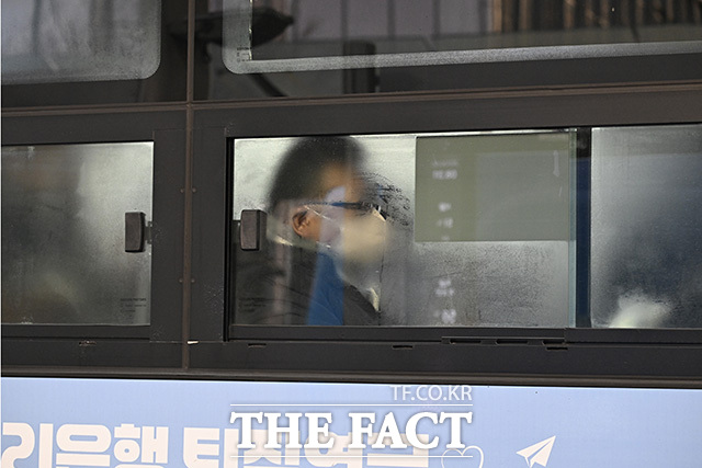 여의도환승센터에 정차한 버스에 김이 서려있다.