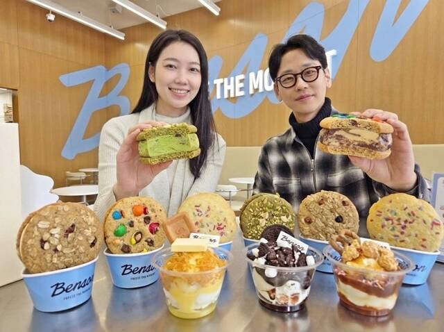 프리미엄 아이스크림 브랜드 벤슨이 아이스크림을 색다르게 즐길 수 있는 신제품 2종(쿠키샌드 4종·썬데 3종)을 선보인다. /한화갤러리아 벤슨