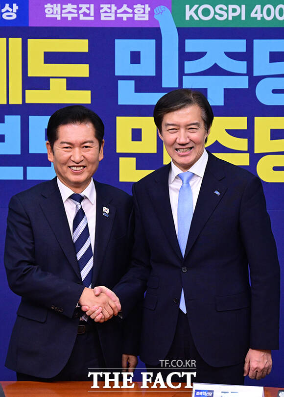 정청래 더불어민주당 대표(왼쪽)와 조국 조국혁신당 대표가 손 잡을 수 있을까. 합당 논의를 둘러싸고 다양한 시나리오가 거론된다. /남윤호 기자