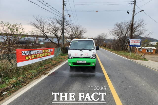 천안시 방역 차량이 AI 유입 차단을 위해 철새도래지 인근 도로를 집중 소독하고 있다. /천안시