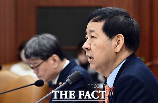 구윤철 부총리 겸 재정경제부 장관(오른쪽)이 26일 오전 서울 종로구 정부서울청사에서 열린 대외경제장관회의에 참석해 모두발언을 하고 있다. /임영무 기자