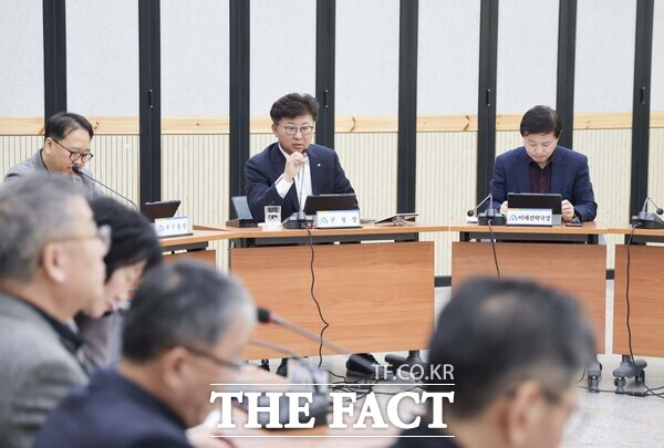 최충규 대덕구청장과 간부공무원들이 26일 공약사업 추진 상황을 점검하고 있다. /대덕구