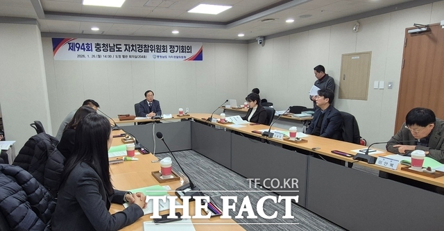 26일 충남도청 별관에서 열린 제94회 자치경찰위원회 정기회의에서 위원들이 교통 사망사고 감소 대책과 학교 폭력 예방 계획을 논의하고 있다. /충남도