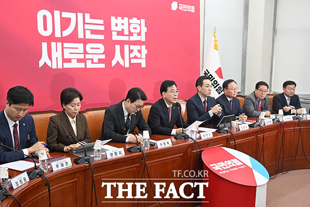 국민의힘이 26일 한동훈 전 대표 지지자들이 지난 주말 징계 철회를 요구하며 연 집회와 관련해 우려를 표명했다. 송언석 국민의힘 원내대표가 26일 오전 서울 여의도 국회에서 열린 최고위원회의에서 발언을 하고 있다. /남용희 기자