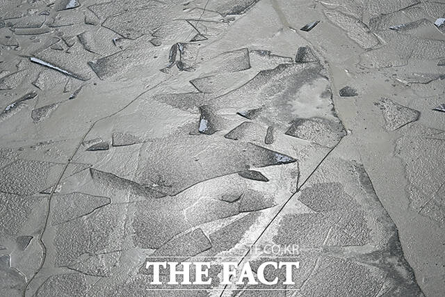 쇄빙선이 부신 얼음이 다시 얼어 있다.