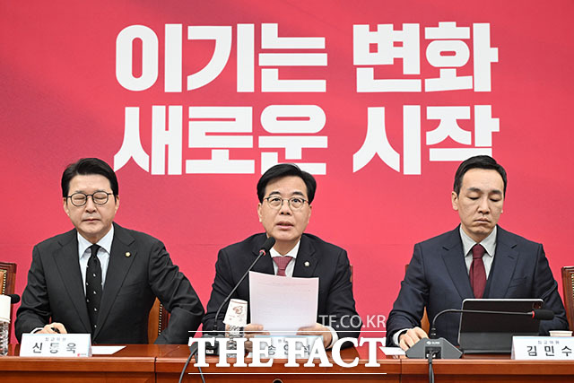 최고위원회의에서 발언하는 송 원내대표(가운데).