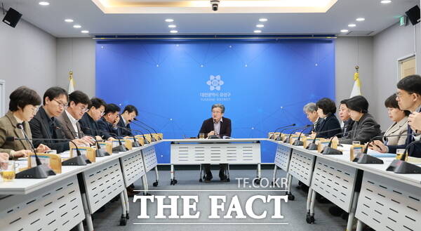 정용래 유성구청장이 26일 열린 간부회의를 주재하고 있다. /대전 유성구