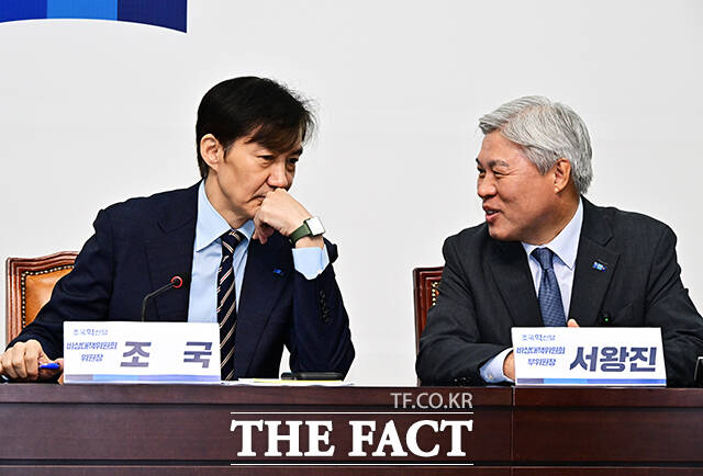 조국혁신당은 더불어민주당이 띄운 합당 제안에 당내 논의를 이어가고 있다. 사진은 조국 조국혁신당 대표(왼쪽)와 서왕진 원내대표. /배정한 기자