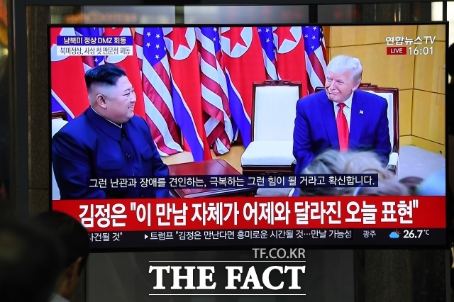 일각에서는 미국 신 국가방위전략에 북한 비핵화 내용이 빠진 것을 미국이 북미대화 재개를 염두에 둔 신호로 본다. 사진은 2019년 6월 30일 오후 서울 용산구 용산역에서 시민들이 북미 회동 장면을 시청하는 모습. /남윤호 기자