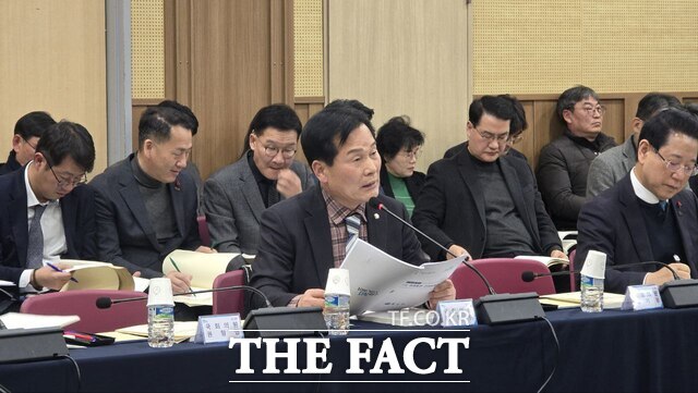 주철현 국회의원이 25일 오후 광주 김대중컨벤션센터에서 열린 전남·광주 통합특별법 제3차 토론회에서 통합시 명칭과 주된 사무소, 행정·의회 기능의 권역별 균형 배분 필요성을 강조하며 발언하고 있다. /주철현 국회의원